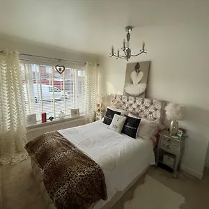 https://seaside-2-bed-bungalow-in-canvey-island-hot-tub.cambridgehotelsuk.com