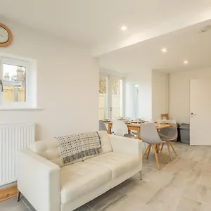 https://beautiful-and-spacious-cambridge-home-with-free-parking-garden.cambridgehotelsuk.com